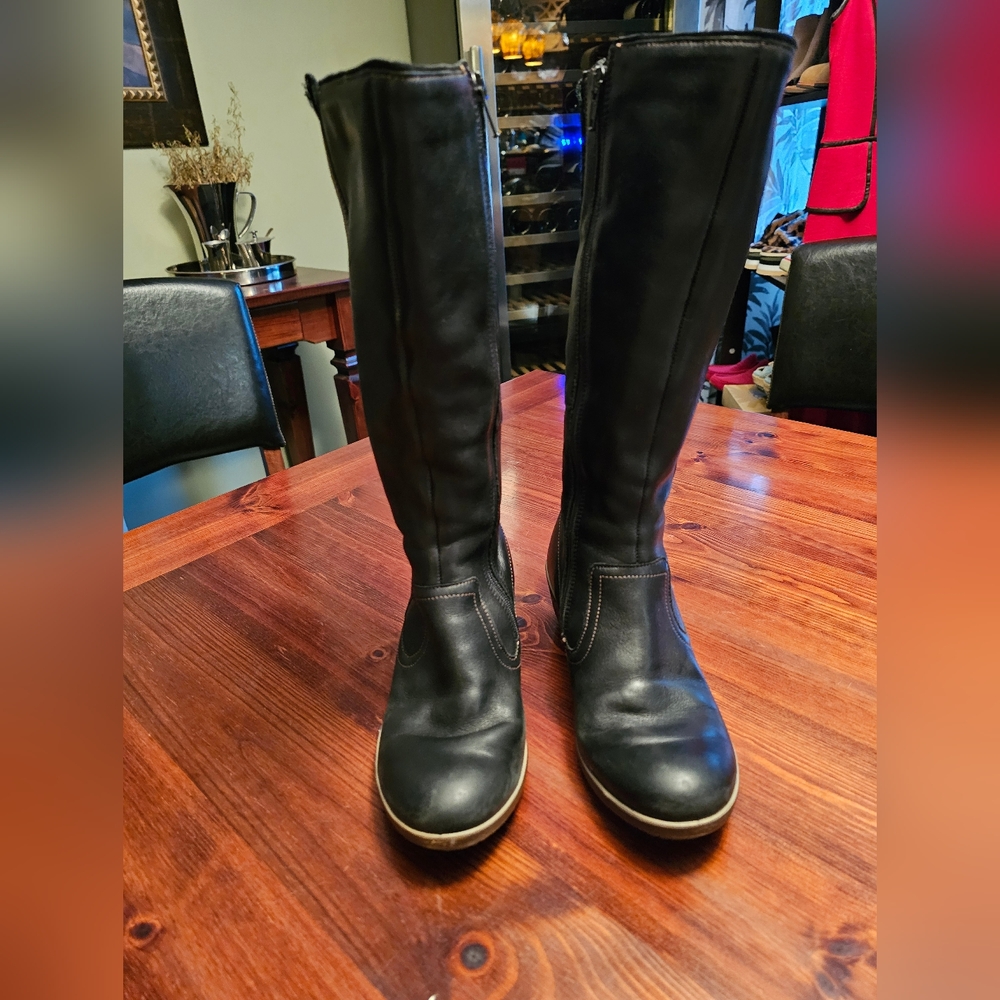 Ecco womens‎ size 36 black leather boot. In very good condition